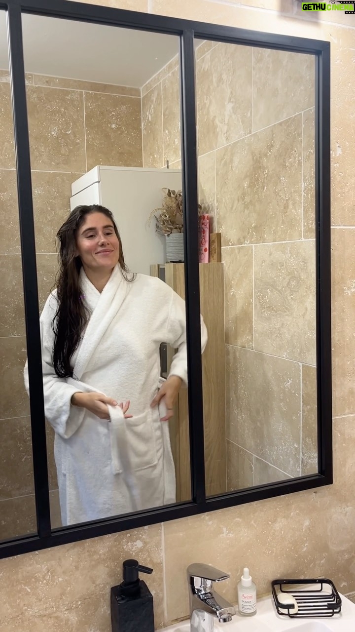 Jesta Hillmann Instagram - Routine apaisante spécial automne. Avec le retour du stress et du froid, de la malbouffe ou même de l’utilisation de produits trop exfoliants, on a tendance à avoir la peau plus fragilisée et plus terne. En ce moment, j’utilise le sérum Cicalfate en première étape de ma routine, pour venir réparer ma peau dès la première utilisation*. En cure réparatrice de 3 semaines, le sérum va venir restaurer votre barrière cutanée et l’apaiser sur le long terme. *Test pharmacologique sur 12 échantillons issus de 2 sujets @avene #CicalfateSerum #EnConfianceAvecAvene #ResetYourSkin Publicité