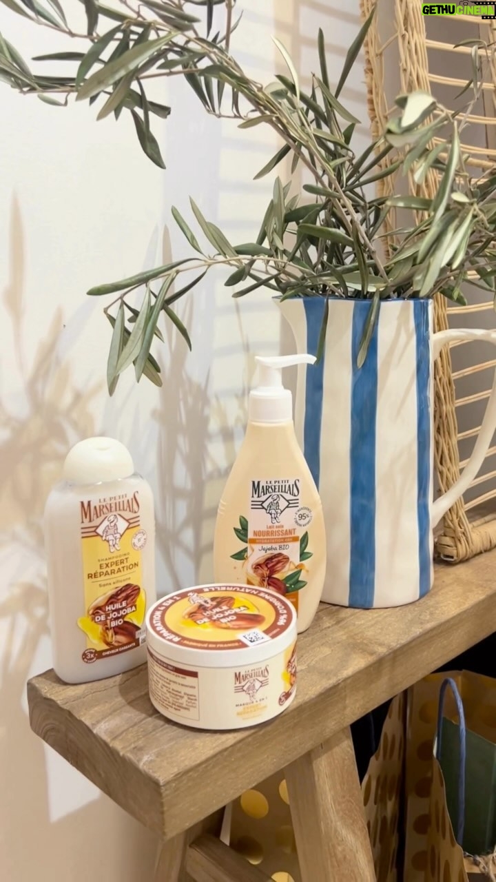 Jesta Hillmann Instagram - #40AnsDeSoleilSousLaDouche avec @lepetitmarseillais Depuis 40 ans, Le Petit Marseillais ensoleille le quotidien des Français ☀️ Avec ses parfums fruités et acidulés 🍋 , la gamme de gels douche iconiques Extra Doux est composée de 92% d’ingrédients d’origine naturelle et sent bon La Provence. Grâce à eux, chaque douche est source de joie et de douceur. #publicité *Collaboration commerciale rémunérée