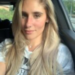 Jesta Hillmann Instagram – En commentaire à ma story aujourd’hui c’est un gros gros débat sur Jesta en blonde ou en brune 🙋🏻‍♀️💁🏼‍♀️ Je vous ai mis les deux photos ici pour que vous me disiez ce qui me va le mieux du coup 😌👇🏼