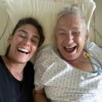 Jesta Hillmann Instagram - Quelques jours après cette annonce qui nous est tombé littéralement dessus je tiens particulièrement à vous écrire pour vous dire merci ! MERCI pour tout ce soutien et cet amour que vous nous envoyez chaque jour avec maman. Avec cette nouvelle, on a forcément des phases de up et de down avec des humeurs très changeantes mais on essaye de garder le sourire et surtout la positivité. Nous savons qu’à partir de maintenant c’est un long chemin qui nous attend et qu’il va falloir faire preuve de beaucoup de force et de patience. Vous avez été nombreux et nombreuses à nous envoyer tant vos expériences que vos messages de soutiens et ce que je retiens par dessus tout c’est qu’il faut garder le moral. Encore merci pour cette vague d’amour et de soutiens et surtout profitez de vos proches et prenez soin d’eux car c’est ce qui compte le plus. ❤️‍🩹🙏🏻