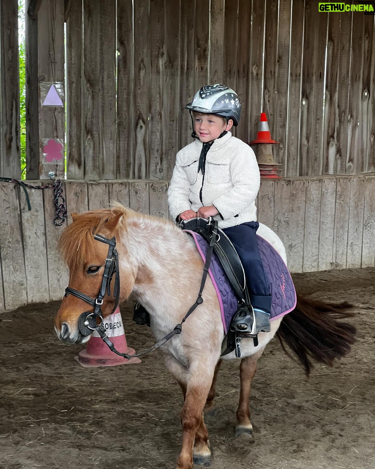 Jesta Hillmann Instagram - À mi-parcours des cours d’équitation d’Adriann, je voulais vous parler un peu de son évolution à poney. Depuis le début de l’année, il s’est vraiment épanoui dans ce sport en plein air, qui fait tellement de bien aux enfants. C’est incroyable de voir à quel point il progresse à chaque séance, il a un équilibre et une coordination qui impressionnent vraiment! Même s’il est encore un peu timide, sa monitrice est juste géniale pour l’encourager. Je suis tellement fière de lui et de tout ce qu’il a accompli jusqu’à présent. Je ne regrette vraiment pas de l’avoir inscrit dans un sport en contact avec les animaux qui aident beaucoup les enfants dans leur développement personnel. N’hésitez pas à visiter le site officiel de la FFE: www.ffe.com pour trouver un club partenaire tout proche de chez vous et venir découvrir les activités proposées. #tousacheval