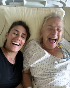 Jesta Hillmann Instagram - Quelques jours après cette annonce qui nous est tombé littéralement dessus je tiens particulièrement à vous écrire pour vous dire merci ! MERCI pour tout ce soutien et cet amour que vous nous envoyez chaque jour avec maman. Avec cette nouvelle, on a forcément des phases de up et de down avec des humeurs très changeantes mais on essaye de garder le sourire et surtout la positivité. Nous savons qu’à partir de maintenant c’est un long chemin qui nous attend et qu’il va falloir faire preuve de beaucoup de force et de patience. Vous avez été nombreux et nombreuses à nous envoyer tant vos expériences que vos messages de soutiens et ce que je retiens par dessus tout c’est qu’il faut garder le moral. Encore merci pour cette vague d’amour et de soutiens et surtout profitez de vos proches et prenez soin d’eux car c’est ce qui compte le plus. ❤️‍🩹🙏🏻