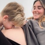 Jesta Hillmann Instagram - Mon petit bébé bientôt grand frère à son tour ! Des milliers de baisers pour bébé 🥹 Ps: vous connaissez mon contenu que j’aime spontané et oui, Adriann s’est bien colorié le front avec un feutre rouge Aha ! 😅