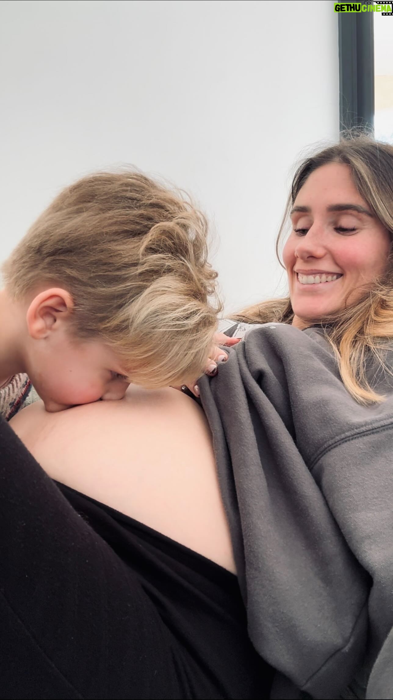 Jesta Hillmann Instagram - Mon petit bébé bientôt grand frère à son tour ! Des milliers de baisers pour bébé 🥹 Ps: vous connaissez mon contenu que j’aime spontané et oui, Adriann s’est bien colorié le front avec un feutre rouge Aha ! 😅