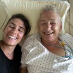 Jesta Hillmann Instagram - Quelques jours après cette annonce qui nous est tombé littéralement dessus je tiens particulièrement à vous écrire pour vous dire merci ! MERCI pour tout ce soutien et cet amour que vous nous envoyez chaque jour avec maman. Avec cette nouvelle, on a forcément des phases de up et de down avec des humeurs très changeantes mais on essaye de garder le sourire et surtout la positivité. Nous savons qu’à partir de maintenant c’est un long chemin qui nous attend et qu’il va falloir faire preuve de beaucoup de force et de patience. Vous avez été nombreux et nombreuses à nous envoyer tant vos expériences que vos messages de soutiens et ce que je retiens par dessus tout c’est qu’il faut garder le moral. Encore merci pour cette vague d’amour et de soutiens et surtout profitez de vos proches et prenez soin d’eux car c’est ce qui compte le plus. ❤️‍🩹🙏🏻
