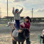 Jesta Hillmann Instagram – Les débuts d’Adriann en tant que cavalier en trois temps forts. Préparation complice avec son poney, progression grâce aux activités proposées par la monitrice bref Adriann est de plus en plus à l’aise après chaque cours d’équitation en développant la motricité, l’équilibre et la coordination. 🐴🌟🏇 #tousacheval