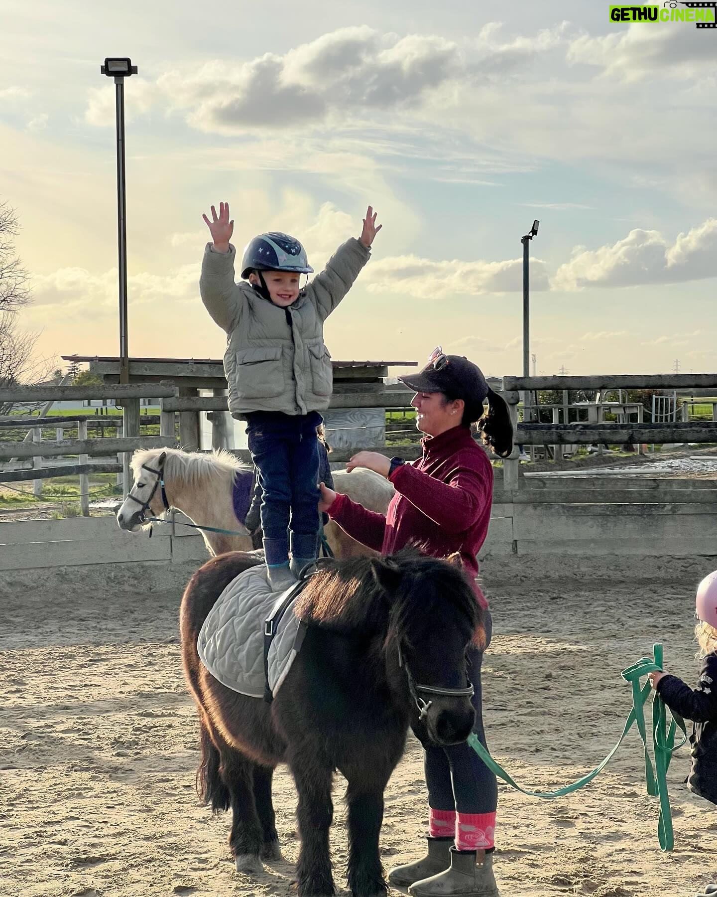 Jesta Hillmann Instagram - Les débuts d’Adriann en tant que cavalier en trois temps forts. Préparation complice avec son poney, progression grâce aux activités proposées par la monitrice bref Adriann est de plus en plus à l’aise après chaque cours d’équitation en développant la motricité, l’équilibre et la coordination. 🐴🌟🏇 #tousacheval