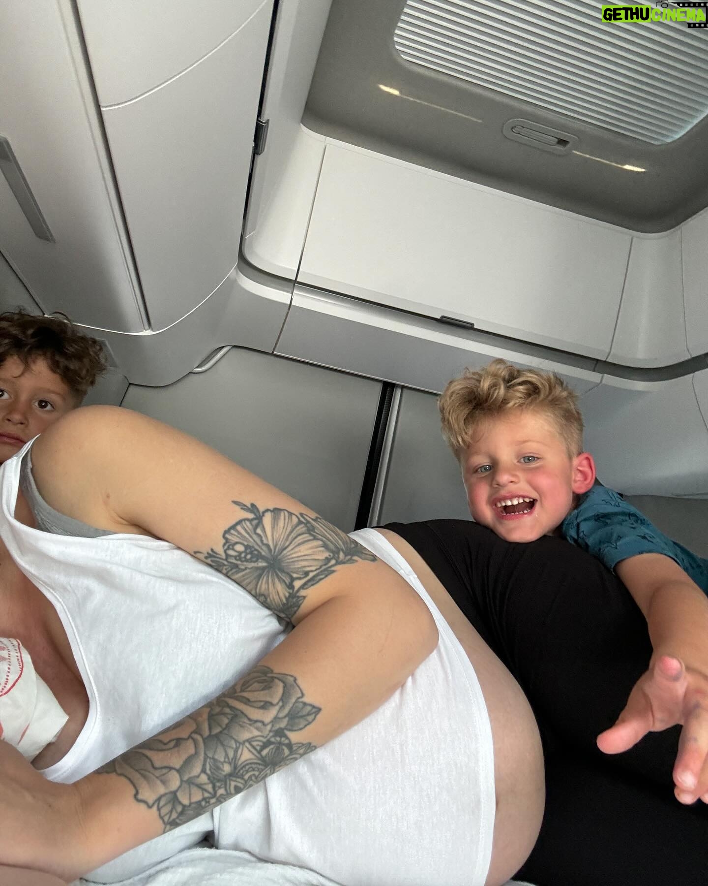 Jesta Hillmann Instagram - Notre mini « road trip » en Van avec les enfants est hyper positif même si il faut une sacrée organisation c’est une belle sensation de liberté 😌🚐