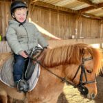 Jesta Hillmann Instagram – Les débuts d’Adriann en tant que cavalier en trois temps forts. Préparation complice avec son poney, progression grâce aux activités proposées par la monitrice bref Adriann est de plus en plus à l’aise après chaque cours d’équitation en développant la motricité, l’équilibre et la coordination. 🐴🌟🏇 #tousacheval