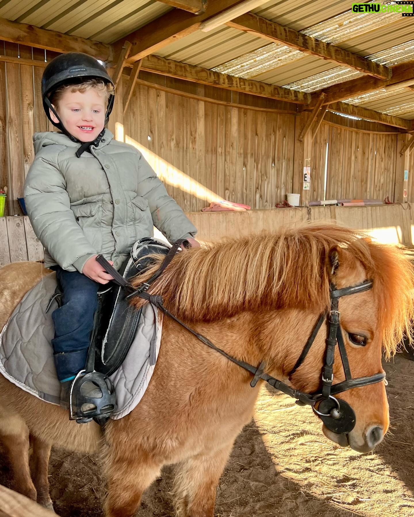 Jesta Hillmann Instagram - Les débuts d’Adriann en tant que cavalier en trois temps forts. Préparation complice avec son poney, progression grâce aux activités proposées par la monitrice bref Adriann est de plus en plus à l’aise après chaque cours d’équitation en développant la motricité, l’équilibre et la coordination. 🐴🌟🏇 #tousacheval