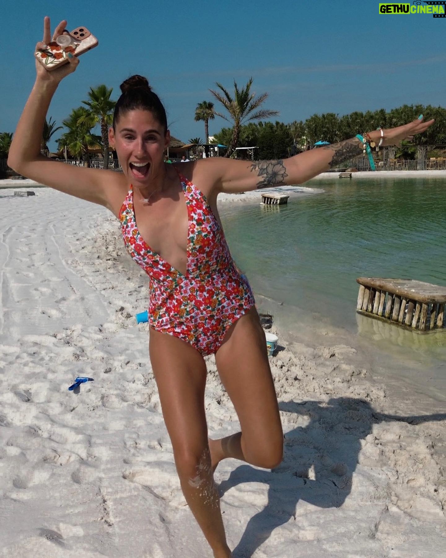 Jesta Hillmann Instagram - CONCOURS AVEC SANDAYA TERMINÉ ☀️ Les amis vous avez suivi de près nos vacances au camping Sandaya et vous m’avez posé énormément de questions ! Aujourd’hui on vous propose un concours pour remporter un séjour découverte de 2 nuits au sein du camping* ! Je vous met tous les détails en dessous concernant le lot et la participation : - Abonnez vous à mon compte ainsi qu’à celui de @campings_sandaya - Commentez la publication en invitant 1 ou plusieurs amis - Pour doubler vos chances n'hésitez pas à vous abonner à nos comptes tiktok *2 nuits en locatif 3 coquillages, valable jusqu’au 31/10/2024, hors juillet/août, hors week-ends fériés et campings partenaires. Lot non-cessible et non échangeable contre un remboursement. Collaboration commerciale rémunérée