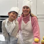 Jesta Hillmann Instagram - Collaboration commerciale rémunérée x @carambar_france Carambar Sirop m’a mis au défi à l’occasion de Mardi Gras de réaliser des crêpes en famille avec leur gamme de sirop. Vous pouvez les utiliser de différentes façons : en sirop, en coulis mais aussi pour réaliser vos desserts préférés ! C’est top pour les gourmands, petit et grand ✨ En tout cas, cette expérience était un beau moment de partage et toute ma petite famille a pu déguster cette recette originale et gourmande. On a adoré ! #carambarsiropmardigras #carambarsiropcarnaval Pour votre santé, éviter de manger trop gras, trop sucré, trop salé. www.mangerbouger.com