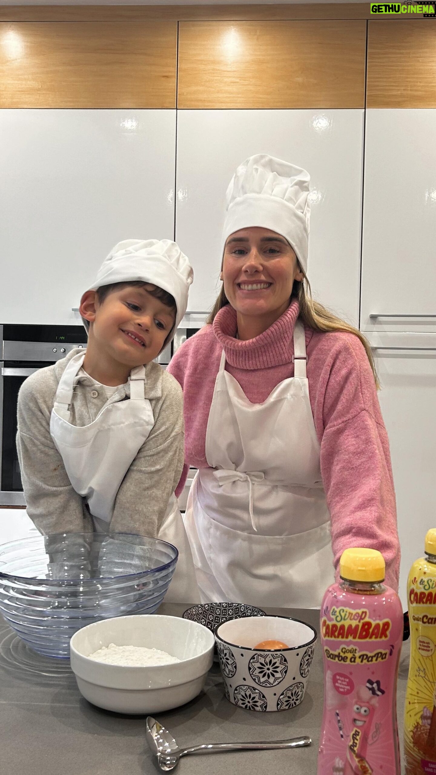 Jesta Hillmann Instagram - Collaboration commerciale rémunérée x @carambar_france Carambar Sirop m’a mis au défi à l’occasion de Mardi Gras de réaliser des crêpes en famille avec leur gamme de sirop. Vous pouvez les utiliser de différentes façons : en sirop, en coulis mais aussi pour réaliser vos desserts préférés ! C’est top pour les gourmands, petit et grand ✨ En tout cas, cette expérience était un beau moment de partage et toute ma petite famille a pu déguster cette recette originale et gourmande. On a adoré ! #carambarsiropmardigras #carambarsiropcarnaval Pour votre santé, éviter de manger trop gras, trop sucré, trop salé. www.mangerbouger.com