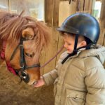 Jesta Hillmann Instagram – Les débuts d’Adriann en tant que cavalier en trois temps forts. Préparation complice avec son poney, progression grâce aux activités proposées par la monitrice bref Adriann est de plus en plus à l’aise après chaque cours d’équitation en développant la motricité, l’équilibre et la coordination. 🐴🌟🏇 #tousacheval