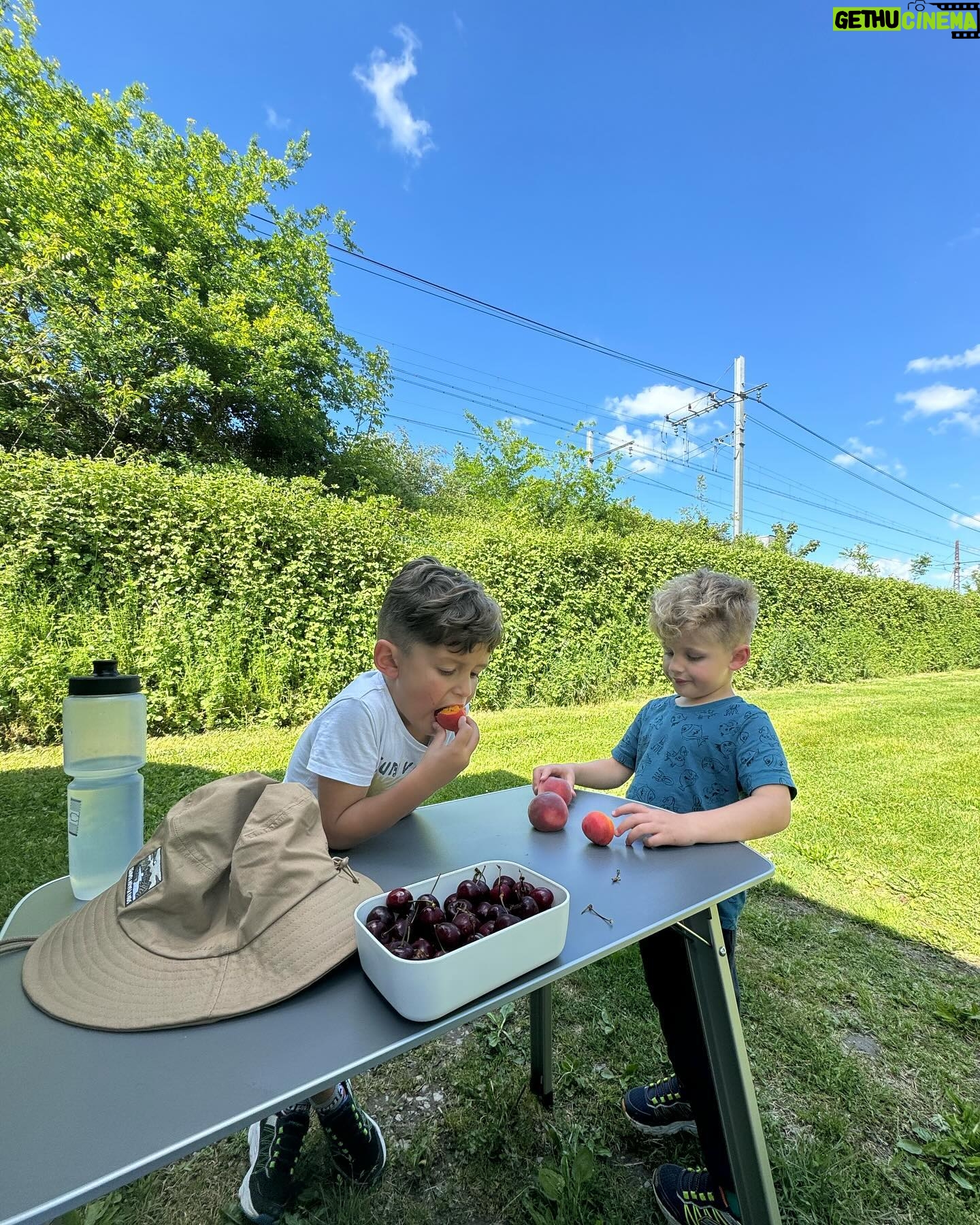 Jesta Hillmann Instagram - Notre mini « road trip » en Van avec les enfants est hyper positif même si il faut une sacrée organisation c’est une belle sensation de liberté 😌🚐