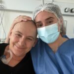 Jesta Hillmann Instagram – On vient de vivre une période de quelques semaines très compliquées avec Maman.. Vous êtes beaucoup à me demander de ses nouvelles et je préférai attendre que le « pire » soit derrière nous. Elle a donc subi une auto greffe suite à son cancer diagnostiqué cet été: un myélome multiple. Nous redoutions ce moment mais maintenant nous pouvons dire que la greffe est derrière nous ! Maman a été une vraie battante et pourtant ça n’a pas été facile.. elle a désormais besoin de beaucoup de repos. Même si ce n’est pas terminé, une grande étape à été faite 🙌🏼

Photo 1: pendant la greffe dans la chambre stérile premier jour sans cheveux 
Photo 2: mon petit bouddha qui prend des forces 
Photo 3: aujourd’hui le grand retour à la maison avec beaucoup d’émotion 🥹🤍

Un immense merci aux personnels soignants, médecins, infirmiers qui sont si important et indispensables à tous 🙌🏼