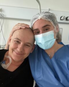 Jesta Hillmann Instagram - On vient de vivre une période de quelques semaines très compliquées avec Maman.. Vous êtes beaucoup à me demander de ses nouvelles et je préférai attendre que le « pire » soit derrière nous. Elle a donc subi une auto greffe suite à son cancer diagnostiqué cet été: un myélome multiple. Nous redoutions ce moment mais maintenant nous pouvons dire que la greffe est derrière nous ! Maman a été une vraie battante et pourtant ça n’a pas été facile.. elle a désormais besoin de beaucoup de repos. Même si ce n’est pas terminé, une grande étape à été faite 🙌🏼 Photo 1: pendant la greffe dans la chambre stérile premier jour sans cheveux Photo 2: mon petit bouddha qui prend des forces Photo 3: aujourd’hui le grand retour à la maison avec beaucoup d’émotion 🥹🤍 Un immense merci aux personnels soignants, médecins, infirmiers qui sont si important et indispensables à tous 🙌🏼