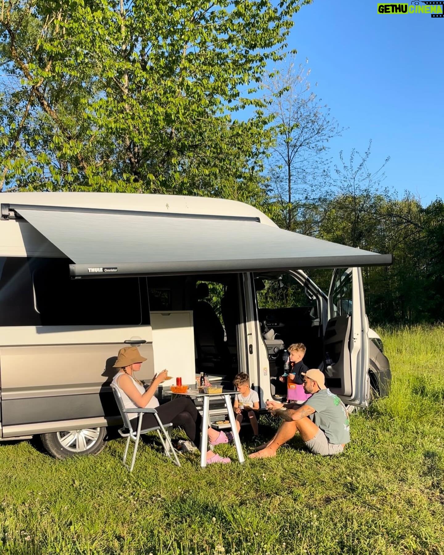 Jesta Hillmann Instagram - Notre mini « road trip » en Van avec les enfants est hyper positif même si il faut une sacrée organisation c’est une belle sensation de liberté 😌🚐