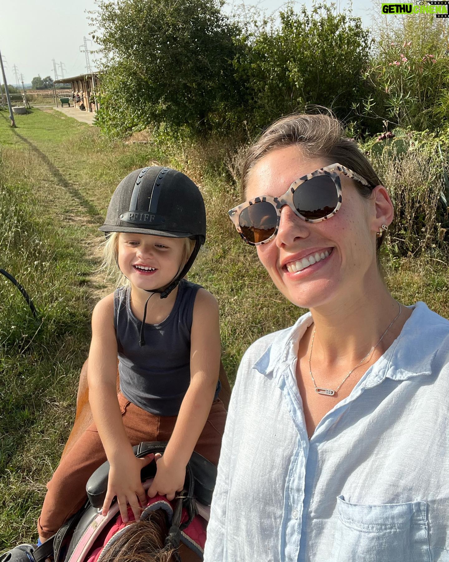 Jesta Hillmann Instagram - En ce moment nous sommes en pleine quête d’une activité pour Adriann qui va pouvoir canaliser toute son énergie et lui permettre de rencontrer d’autres enfants. Depuis quelques temps j’ai remarqué qu’il adore les animaux donc on a tout naturellement pensé à l’équitation qu’il pourra débuter dès ses 3 ans !🐴 Si vous aussi vous voulez faire essayer l’équitation à vos enfants, les clubs équestres partenaires de la FFE vous ouvrent leurs portes le dimanche 10 septembre à l’occasion de la journée cheval. N’hésitez pas à vous rentre sur le site pour découvrir les clubs partenaires et y amener futurs petits cavaliers ! #Tousacheval @ffequitation tousacheval.ffe.com Collaboration commerciale rémunérée Contrat enfant