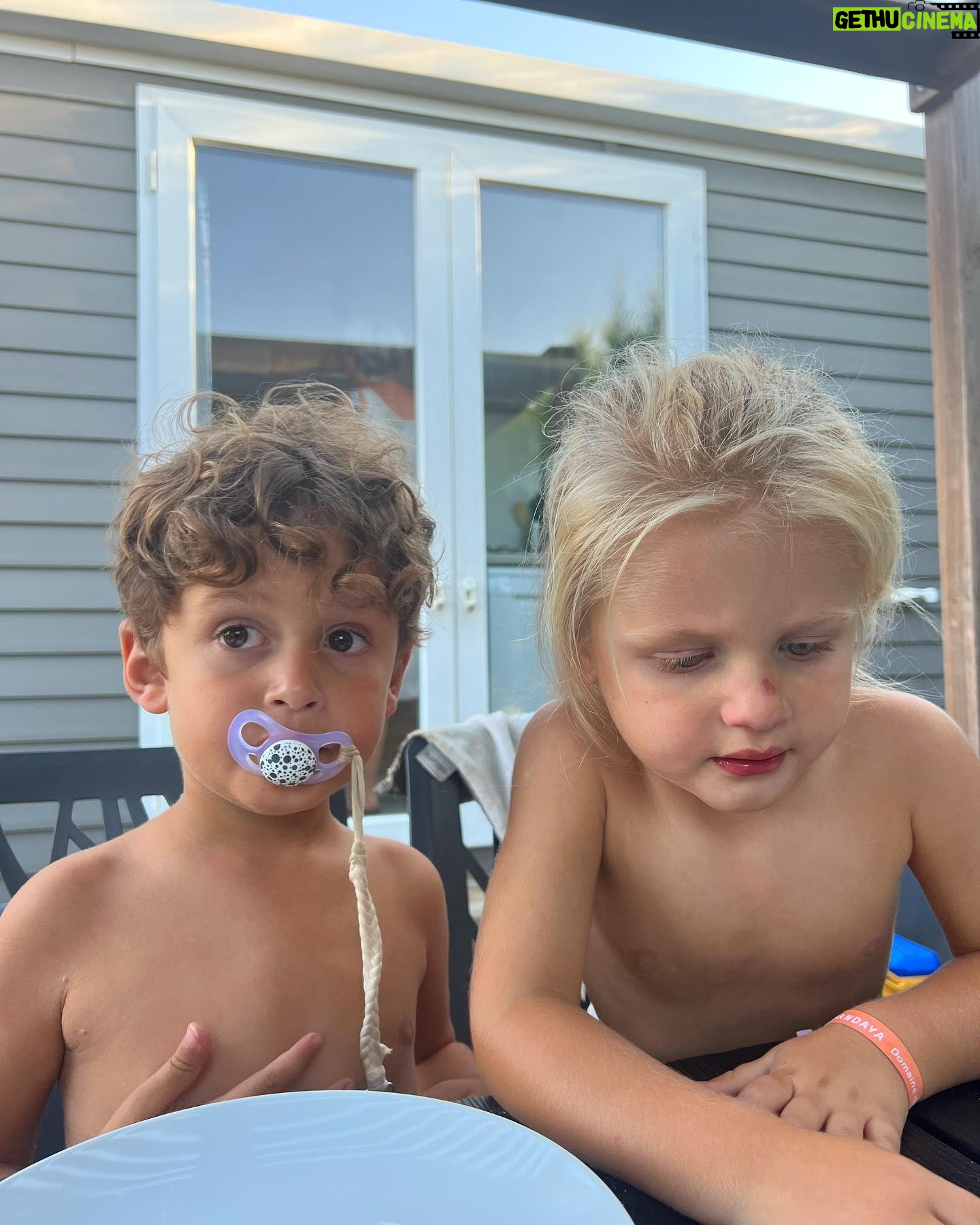 Jesta Hillmann Instagram - Vacances en famille avec les grands parents ☀️