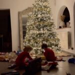Jesta Hillmann Instagram – Noël a prit un sens dans ma vie depuis l’arrivée de mes fils mais également depuis que Benoît et sa famille sont dans ma vie.. Avant nous étions deux avec ma maman et je peux vous dire que la magie n’est pas la même. Forcément je pense fort à ceux qui ne vivent pas des fêtes aussi joyeuses et peu importe la raison. Sachez que ça passera un jour et que la roue tourne ✨❤️