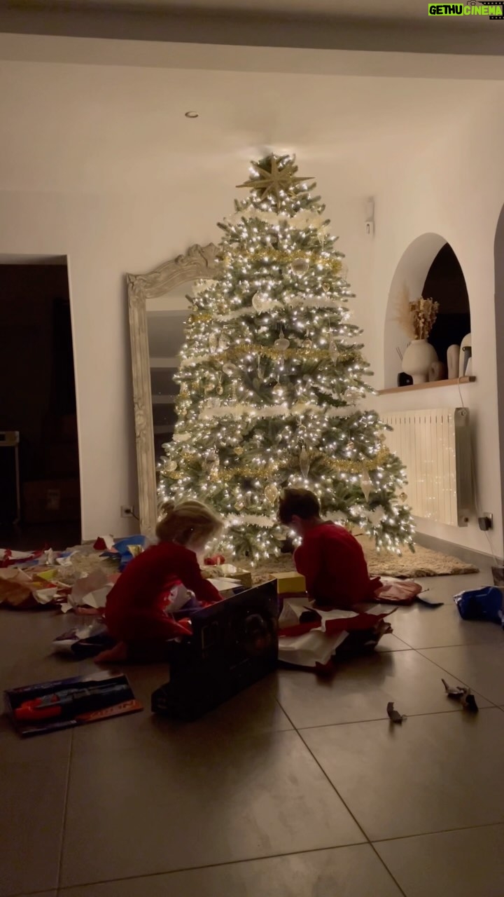 Jesta Hillmann Instagram - Noël a prit un sens dans ma vie depuis l’arrivée de mes fils mais également depuis que Benoît et sa famille sont dans ma vie.. Avant nous étions deux avec ma maman et je peux vous dire que la magie n’est pas la même. Forcément je pense fort à ceux qui ne vivent pas des fêtes aussi joyeuses et peu importe la raison. Sachez que ça passera un jour et que la roue tourne ✨❤️