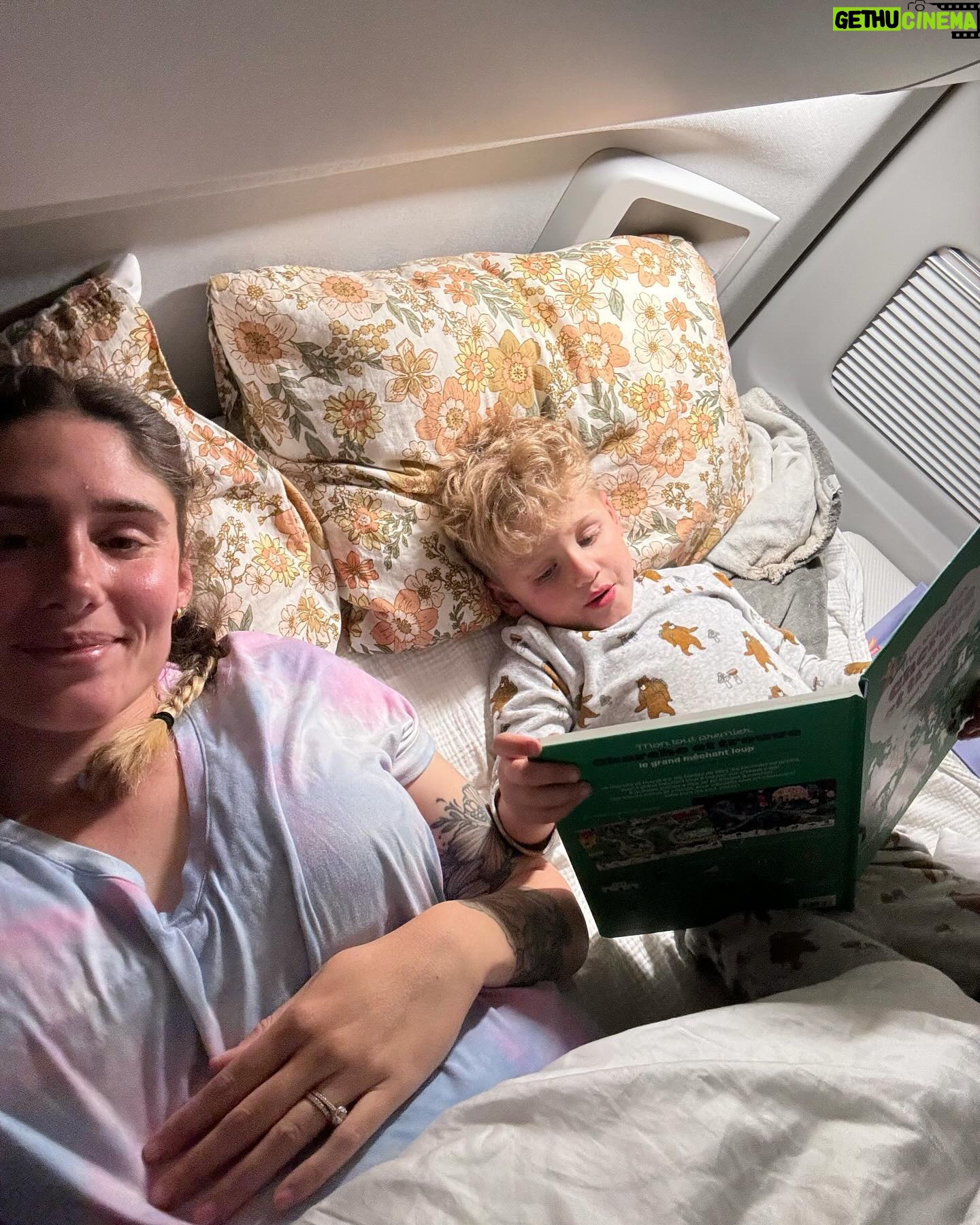 Jesta Hillmann Instagram - Notre mini « road trip » en Van avec les enfants est hyper positif même si il faut une sacrée organisation c’est une belle sensation de liberté 😌🚐