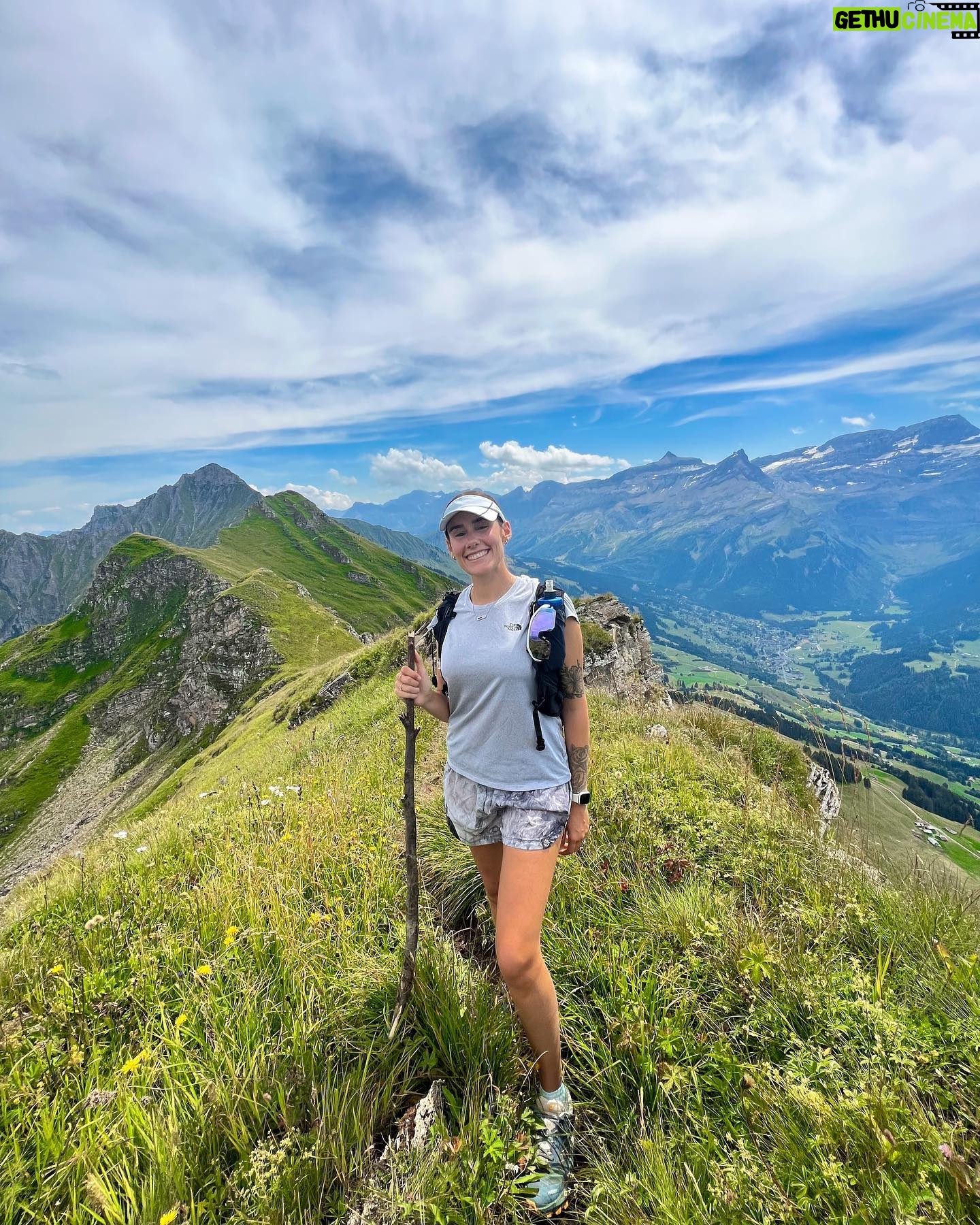 Jesta Hillmann Instagram - Première randonnée en Suisse 🇨🇭 D 1100 15km 4h30 🙌🏼 On est vraiment venu ici pour ces paysages et on est ravie ! Demain et après demain ça continue 🏔️🥾