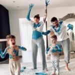 Jesta Hillmann Instagram - Et cette chanson qui me fait encore plus pleurer depuis quelques mois.. 🥹🙏🏼 « Mes fils, ma force, ma raison Mais en attendant, je me ferai lionne ou tigresse En attendant, je serai votre forteresse En attendant pour mettre entre vous et la peine Des murs gravés de « je t’aime » En attendant, je marcherai à côté de vous Et si l’un tombe, l’autre le remettra debout En attendant, en attendant Je laisserai toujours une lumière Allumée là dans le couloir Et un peu du repas d’hier Si vous passiez là par hasard Je ferai semblant de pas m’y attendre J’espérerai de tout mon corps Que vous viendrez pour me surprendre Et dans vos bras me serrer fort Et là, c’est moi qui serai toute petite Soudain les rôles s’inverseront À votre bras, je me sentirai unique Mes fils, ma force, ma raison 🤍 »