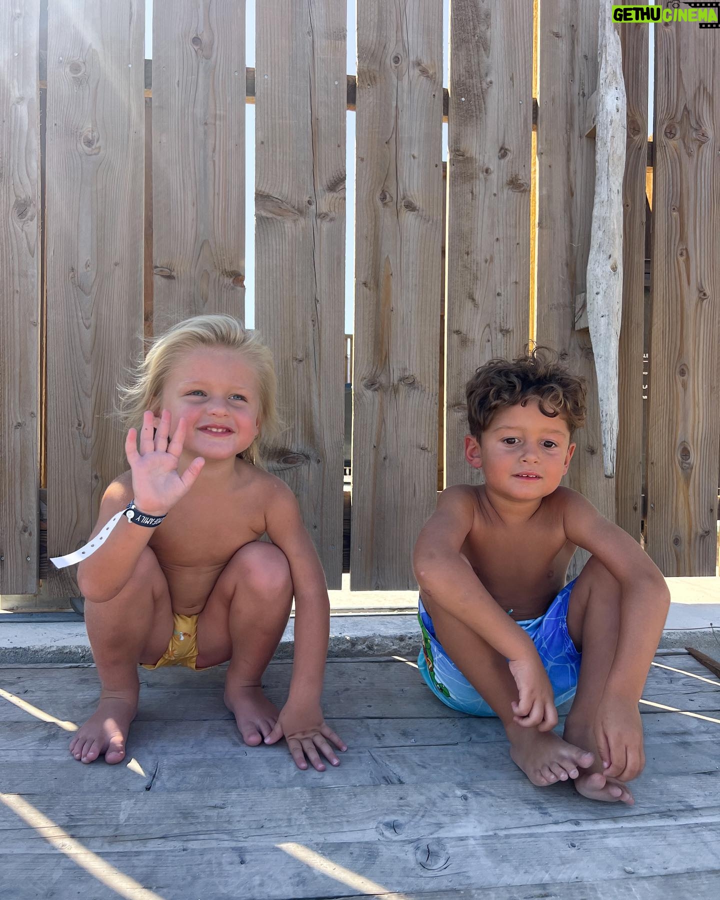 Jesta Hillmann Instagram - Le petit soleil et le pensif rêveur ☀️❣️