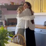 Jesta Hillmann Instagram - Un quotidien similaire et à la fois différent, mais quand il s’agit de lave vaisselle Indesit met tout le monde d’accord ! Une touche de modernité chez maman avec son nouveau lave vaisselle doté de la fonctionnalité Push&Go, elle est prête à nous accueillir pour les repas de famille🫶🏻✨ @indesit_fr #DoItTogether #Indesit Publicité