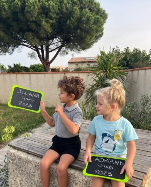 Jesta Hillmann Instagram - Bonne rentrée à tous vos bébés (même s’ils ont 18 ans ce seront toujours vos bébés 😉) 

Moyenne section pour Juliann et dernière année de crèche pour Adriann cette annee !
Et vous, en quelle classe vos enfants rentrent ils a l’école ? 

**dernière photo rentrée 2022, ils ont tellement grandit 🥹