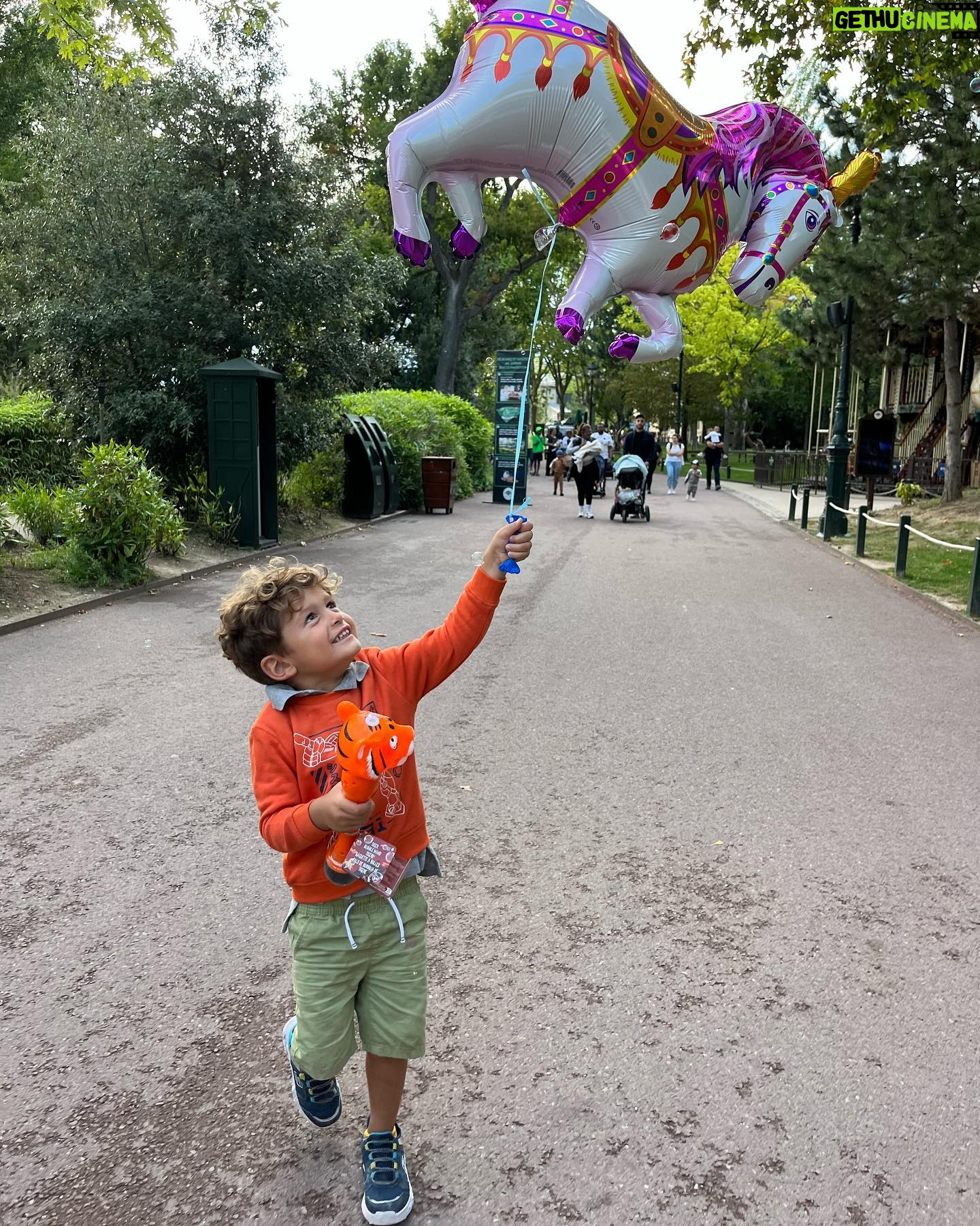 Jesta Hillmann Instagram - Juliann in Paris 🥖 Pour la première fois tatie a prit Juliann pour passer 4 jours chez elle à Paris. Voici le planning pour ceux qui m’ont demandés: - jeux pour enfants La Canopée ( Paris Châtelet Les Halles ) gratuit - Muséum d’histoire Naturelle Paris Jardin des Plantes Le bon plan c’est la galerie de paléontologie gratuite pour les enfants - Jardin D’acclimatation Paris - Fête forraine des Tuileries - Exposition Monsieur Madame Montreuil - Parc zoologique de Vincennes - Cité des sciences / la Villette Paris 19