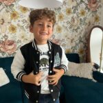 Jesta Hillmann Instagram – On s’y prend en avance, petite sélection de look automnale pour l’école avec Gémo ! 🍁 
D’ailleurs avis aux parents qui veulent éviter de perdre les affaires de leurs enfants à l’école, ils proposent un pack « Prêt à vivre » qui vous offre des étiquettes personnalisées pour l’achat d’un produit enfant de 0 à 16 ans !

Mon code promo JESTA10 est valable jusqu’au 30/08 et je vous met juste ici les références des tenues :
Tenue 1 ⬇️
Tee-shirt à manches longues : 40729570448
Veste sweat boutonnée : 40721510199
Jean : Réf. : 40726100109
Tenue 2 ⬇️
Sweat molleton jaune : réf. 40721500261
Pantalon kaki : réf. : 40728100184
Tenue 3 ⬇️
Pull dinosaure : réf. 40729530068
Pantalon molleton ocre : ref. 40721100142

@gemo_officiel
Collaboration commerciale rémunérée