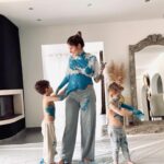 Jesta Hillmann Instagram - Et cette chanson qui me fait encore plus pleurer depuis quelques mois.. 🥹🙏🏼 « Mes fils, ma force, ma raison Mais en attendant, je me ferai lionne ou tigresse En attendant, je serai votre forteresse En attendant pour mettre entre vous et la peine Des murs gravés de « je t’aime » En attendant, je marcherai à côté de vous Et si l’un tombe, l’autre le remettra debout En attendant, en attendant Je laisserai toujours une lumière Allumée là dans le couloir Et un peu du repas d’hier Si vous passiez là par hasard Je ferai semblant de pas m’y attendre J’espérerai de tout mon corps Que vous viendrez pour me surprendre Et dans vos bras me serrer fort Et là, c’est moi qui serai toute petite Soudain les rôles s’inverseront À votre bras, je me sentirai unique Mes fils, ma force, ma raison 🤍 »