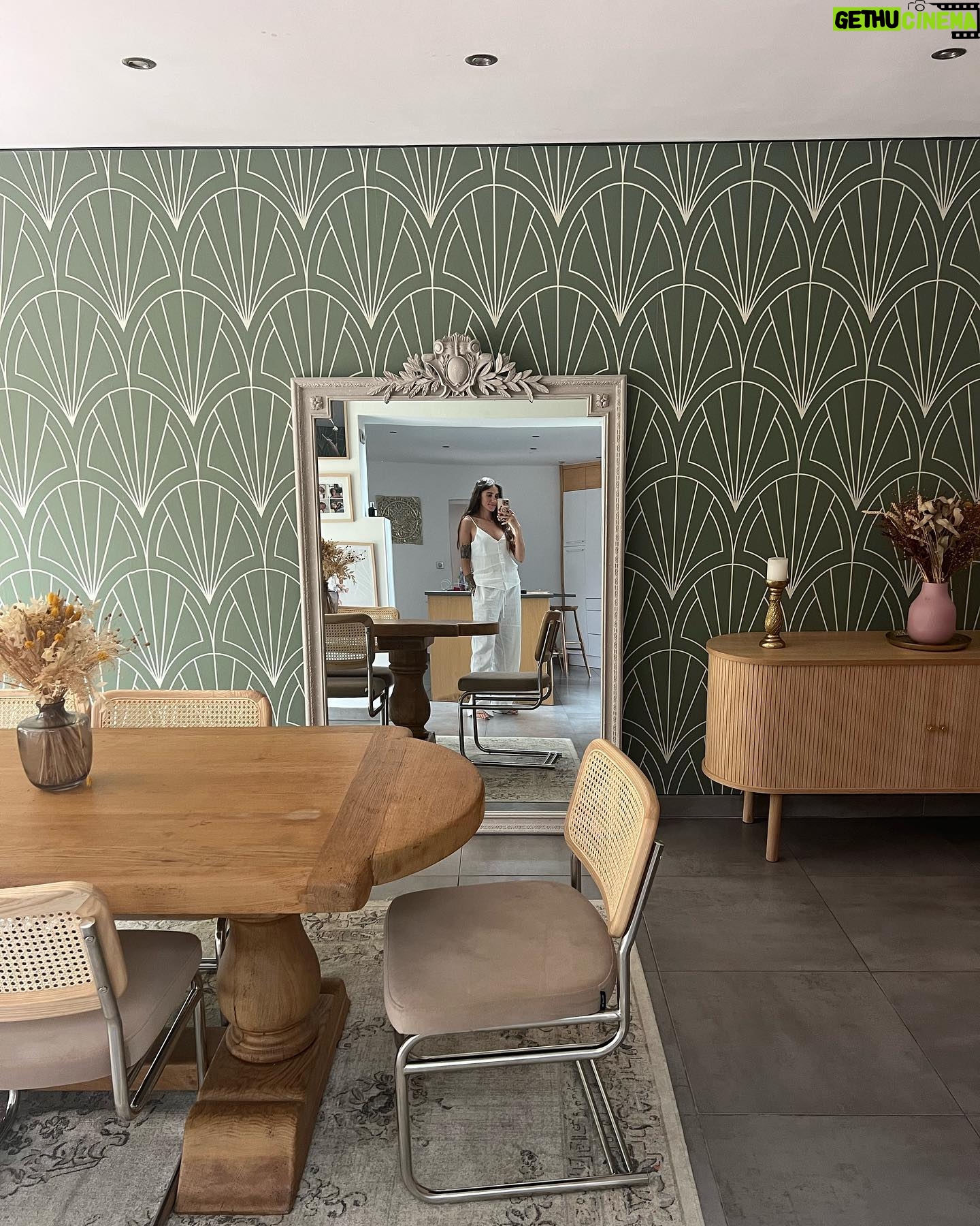Jesta Hillmann Instagram - ROOM TOUR avec mes nouvelles pièces NV Gallery ✨ Toutes ces pépites sont disponibles sur leur site et d’ailleurs il y a tellement de belle choses modernes, sophistiqués, bref tout ce que j’aime ! Mon code HILLMANN10 est toujours valable jusqu’au 31/08/2023 pour tout panier de minimum 350€ hors articles en promos! Je vous met toutes les références en dessous : Meuble d’appoint TAMMA (chambre d’amis) Lampe GAIA (chambre d’amis) Miroir ROMY (cuisine) Chaises GIA (extérieur) Chaises UBERTO (salle à manger) Collaboration commerciale @nv.gallery