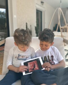 Jesta Hillmann Instagram - Mes fils 🥹🤍 Laissez moi pleurer de bonheur devant ces photos et avec cette musique …