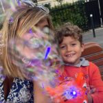 Jesta Hillmann Instagram - Juliann in Paris 🥖 Pour la première fois tatie a prit Juliann pour passer 4 jours chez elle à Paris. Voici le planning pour ceux qui m’ont demandés: - jeux pour enfants La Canopée ( Paris Châtelet Les Halles ) gratuit - Muséum d’histoire Naturelle Paris Jardin des Plantes Le bon plan c’est la galerie de paléontologie gratuite pour les enfants - Jardin D’acclimatation Paris - Fête forraine des Tuileries - Exposition Monsieur Madame Montreuil - Parc zoologique de Vincennes - Cité des sciences / la Villette Paris 19