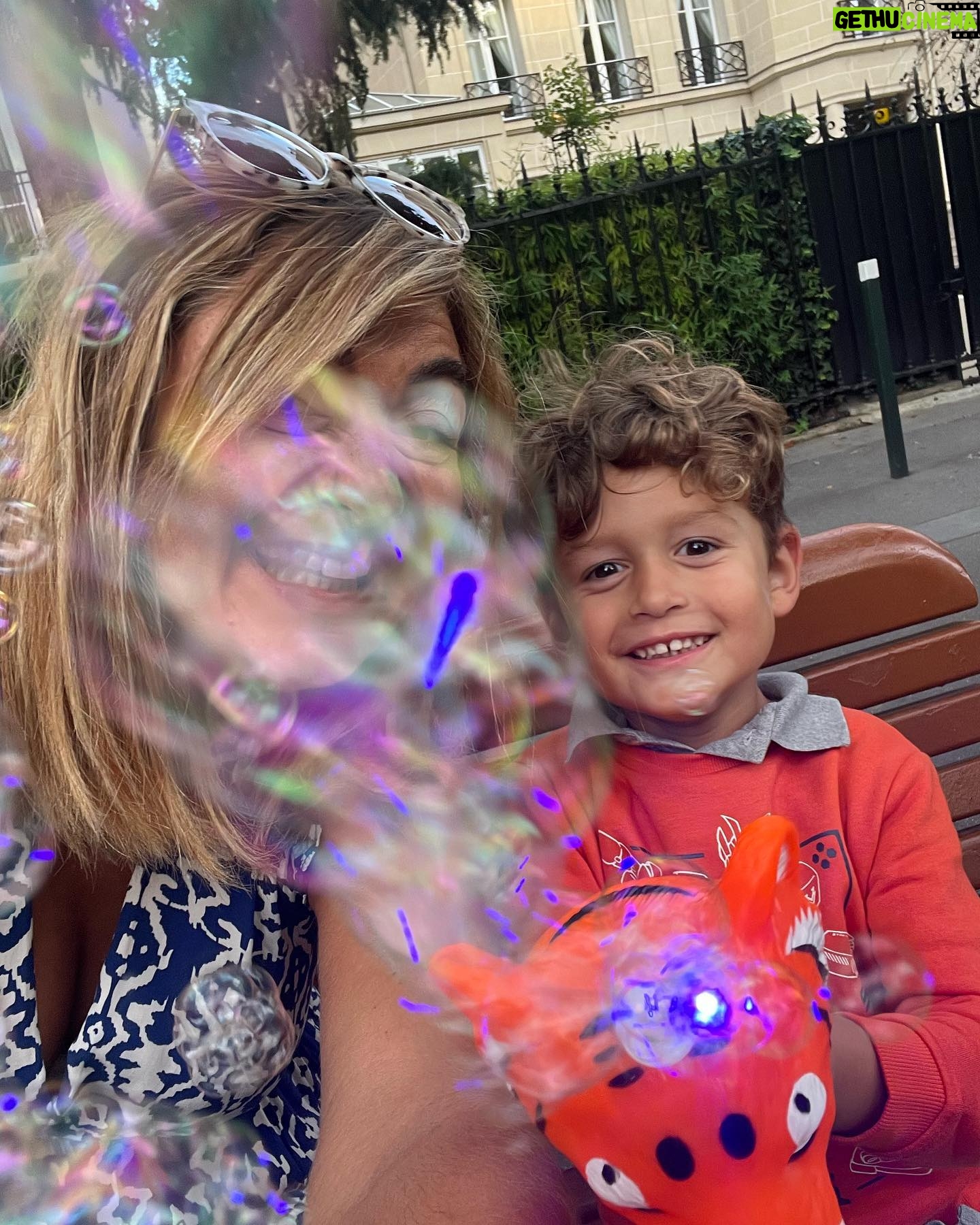 Jesta Hillmann Instagram - Juliann in Paris 🥖 Pour la première fois tatie a prit Juliann pour passer 4 jours chez elle à Paris. Voici le planning pour ceux qui m’ont demandés: - jeux pour enfants La Canopée ( Paris Châtelet Les Halles ) gratuit - Muséum d’histoire Naturelle Paris Jardin des Plantes Le bon plan c’est la galerie de paléontologie gratuite pour les enfants - Jardin D’acclimatation Paris - Fête forraine des Tuileries - Exposition Monsieur Madame Montreuil - Parc zoologique de Vincennes - Cité des sciences / la Villette Paris 19
