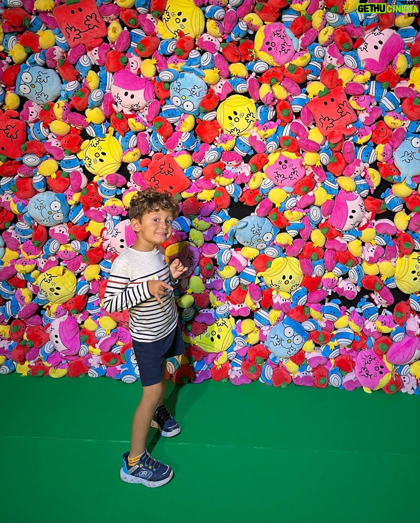 Jesta Hillmann Instagram - Juliann in Paris 🥖 Pour la première fois tatie a prit Juliann pour passer 4 jours chez elle à Paris. Voici le planning pour ceux qui m’ont demandés: - jeux pour enfants La Canopée ( Paris Châtelet Les Halles ) gratuit - Muséum d’histoire Naturelle Paris Jardin des Plantes Le bon plan c’est la galerie de paléontologie gratuite pour les enfants - Jardin D’acclimatation Paris - Fête forraine des Tuileries - Exposition Monsieur Madame Montreuil - Parc zoologique de Vincennes - Cité des sciences / la Villette Paris 19