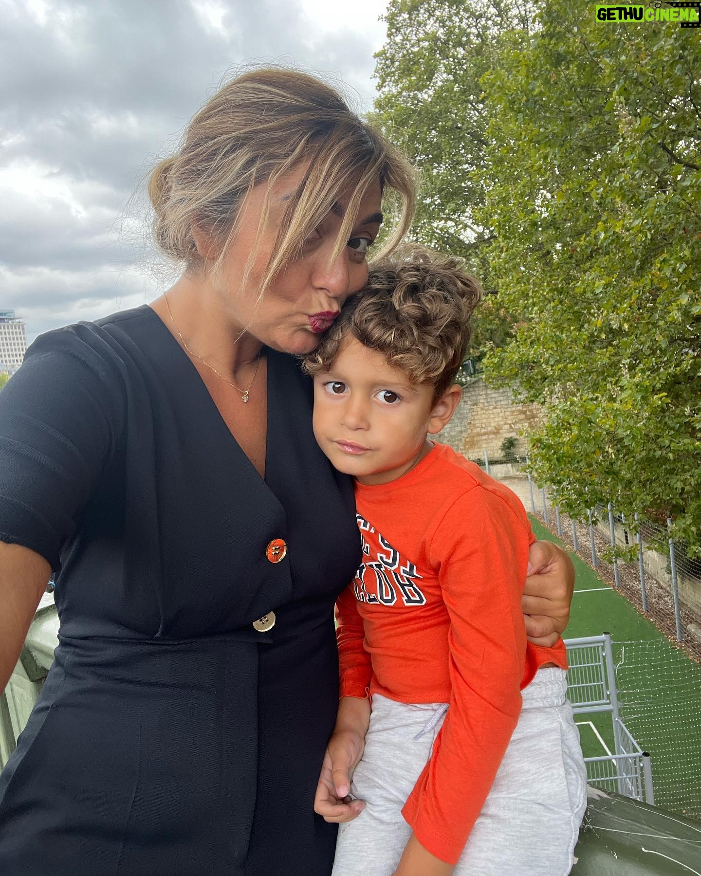 Jesta Hillmann Instagram - Juliann in Paris 🥖 Pour la première fois tatie a prit Juliann pour passer 4 jours chez elle à Paris. Voici le planning pour ceux qui m’ont demandés: - jeux pour enfants La Canopée ( Paris Châtelet Les Halles ) gratuit - Muséum d’histoire Naturelle Paris Jardin des Plantes Le bon plan c’est la galerie de paléontologie gratuite pour les enfants - Jardin D’acclimatation Paris - Fête forraine des Tuileries - Exposition Monsieur Madame Montreuil - Parc zoologique de Vincennes - Cité des sciences / la Villette Paris 19