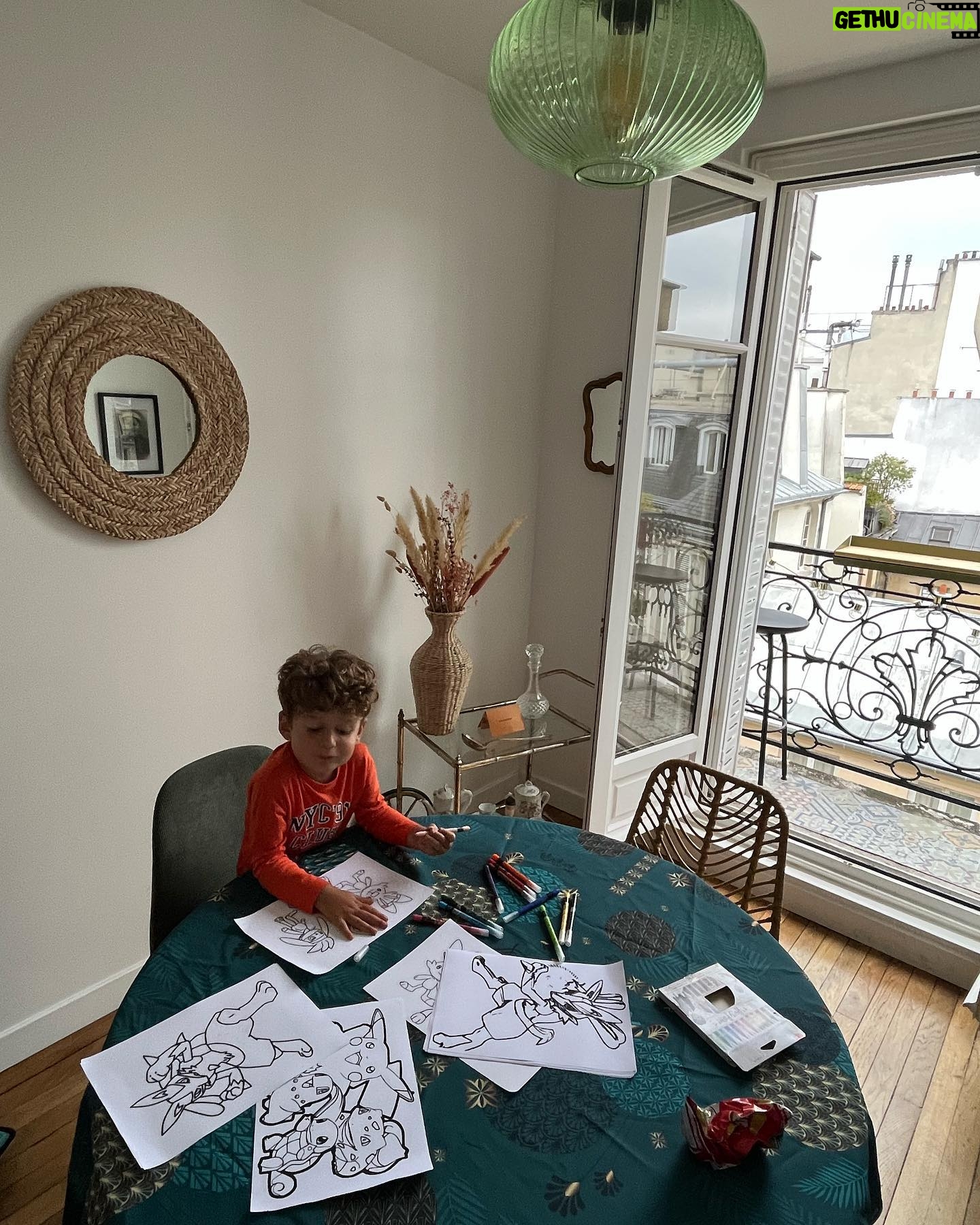 Jesta Hillmann Instagram - Juliann in Paris 🥖 Pour la première fois tatie a prit Juliann pour passer 4 jours chez elle à Paris. Voici le planning pour ceux qui m’ont demandés: - jeux pour enfants La Canopée ( Paris Châtelet Les Halles ) gratuit - Muséum d’histoire Naturelle Paris Jardin des Plantes Le bon plan c’est la galerie de paléontologie gratuite pour les enfants - Jardin D’acclimatation Paris - Fête forraine des Tuileries - Exposition Monsieur Madame Montreuil - Parc zoologique de Vincennes - Cité des sciences / la Villette Paris 19