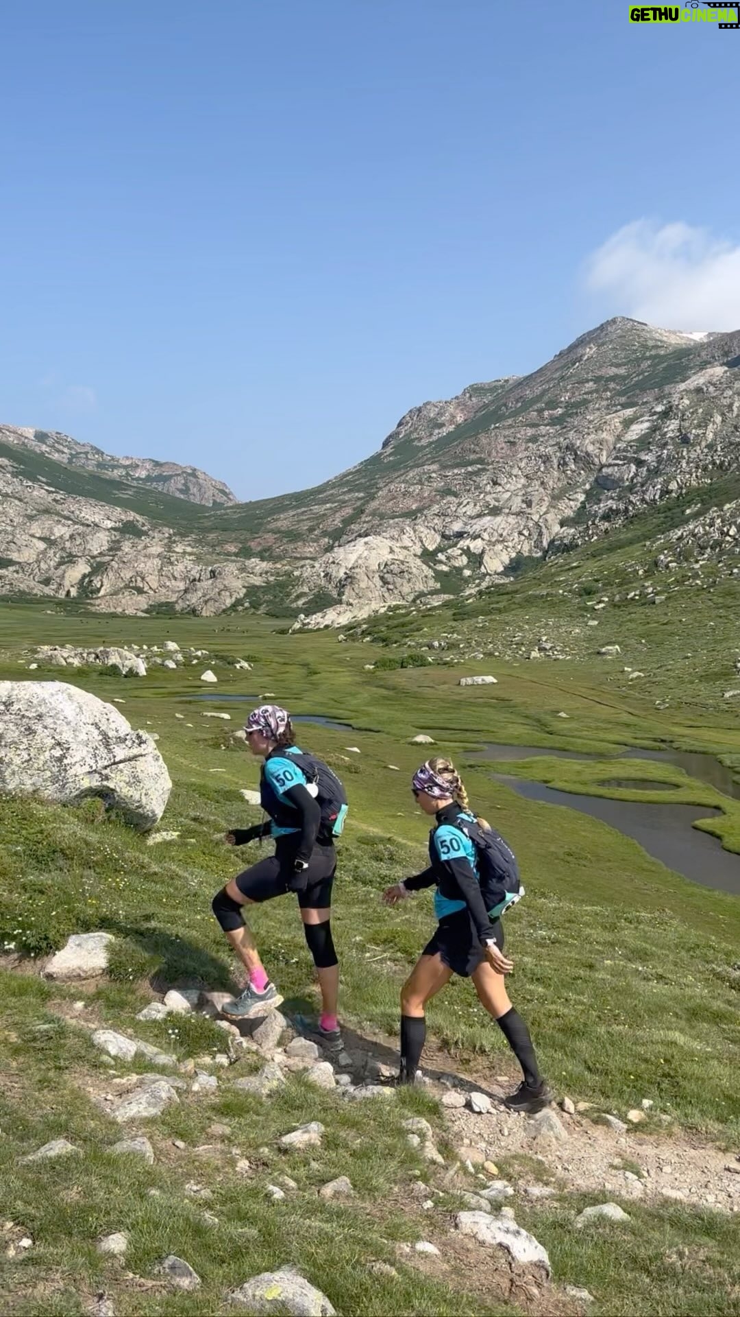 Jesta Hillmann Instagram - 14km de trail en montagne corse ! Mon premier !!! Je peux vous dire que je vais pas l’oublier celui ci. Pour notre binôme c’était l’épreuve la plus difficile car il a fallut jongler entre nos deux niveaux.. on en ressort grandi et surtout courbaturé 😅 Un premier raid pour nous deux et j’espère pas le dernier. Un bonheur de se surpasser autant ! Dernier jour aujourd’hui du @corsicaraidfemina et demain ça nous manquera sûrement un peu 🤏🏼