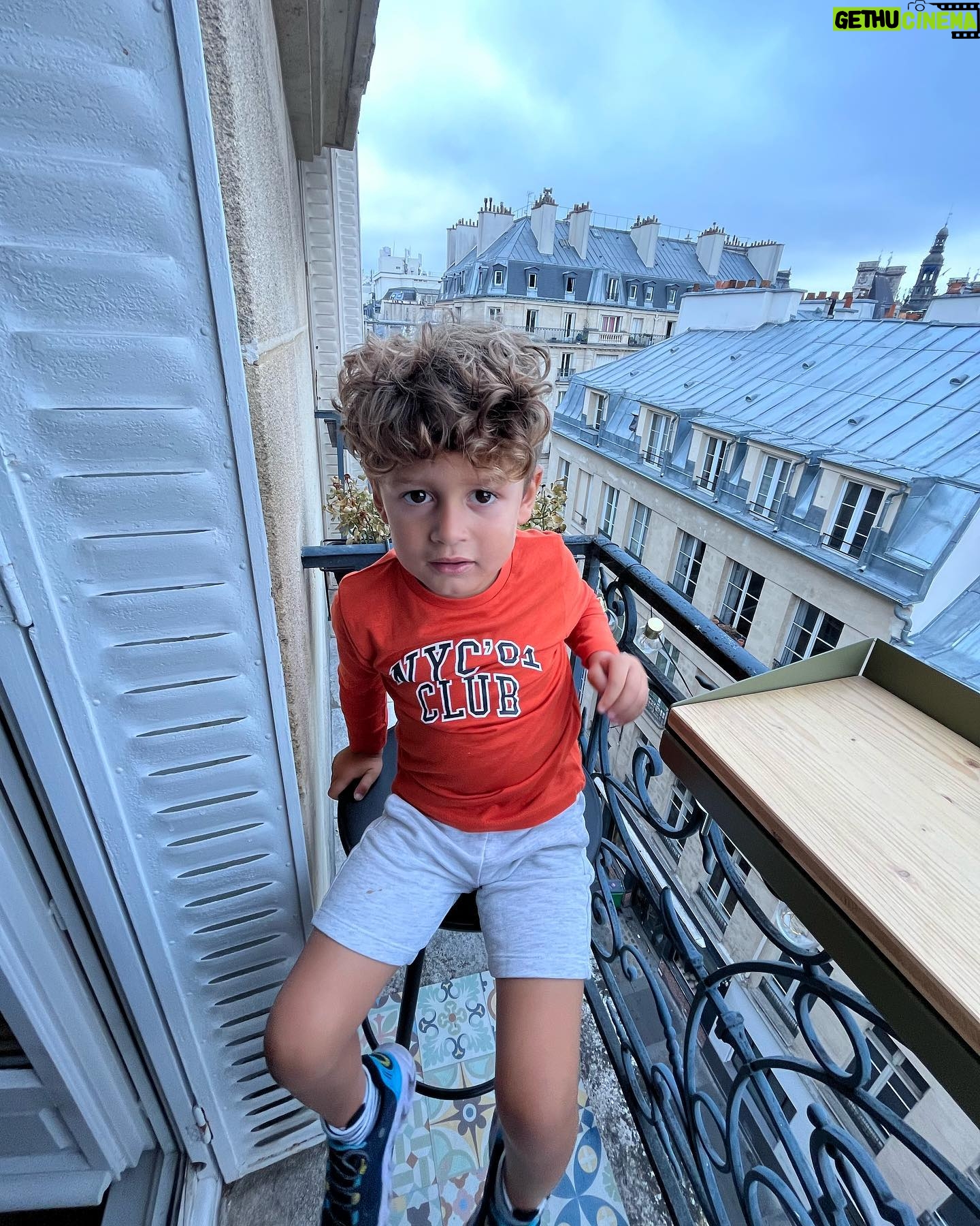 Jesta Hillmann Instagram - Juliann in Paris 🥖 Pour la première fois tatie a prit Juliann pour passer 4 jours chez elle à Paris. Voici le planning pour ceux qui m’ont demandés: - jeux pour enfants La Canopée ( Paris Châtelet Les Halles ) gratuit - Muséum d’histoire Naturelle Paris Jardin des Plantes Le bon plan c’est la galerie de paléontologie gratuite pour les enfants - Jardin D’acclimatation Paris - Fête forraine des Tuileries - Exposition Monsieur Madame Montreuil - Parc zoologique de Vincennes - Cité des sciences / la Villette Paris 19