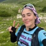 Jesta Hillmann Instagram - Une aventure et une expérience humaine avant tout ! Quel bonheur de rencontrer toutes ces femmes et partager un bout d’expérience avec chacune 🫶🏻 32 équipes, 64 femmes qui se surpassent chaque jour dans des paysages aussi beaux les uns que les autres. Cette belle corse et ces belles montagnes (qui nous ont donné du fil à retordre aujourd’hui). Merci au @corsicaraidfemina de nous donner à chacune l’opportunité de vivre ça et surtout pour soutenir @lamariedo qui lutte contre le cancer 🤍