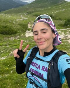 Jesta Hillmann Instagram - Une aventure et une expérience humaine avant tout ! Quel bonheur de rencontrer toutes ces femmes et partager un bout d’expérience avec chacune 🫶🏻 32 équipes, 64 femmes qui se surpassent chaque jour dans des paysages aussi beaux les uns que les autres. Cette belle corse et ces belles montagnes (qui nous ont donné du fil à retordre aujourd’hui). Merci au @corsicaraidfemina de nous donner à chacune l’opportunité de vivre ça et surtout pour soutenir @lamariedo qui lutte contre le cancer 🤍