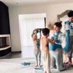 Jesta Hillmann Instagram - Et cette chanson qui me fait encore plus pleurer depuis quelques mois.. 🥹🙏🏼 « Mes fils, ma force, ma raison Mais en attendant, je me ferai lionne ou tigresse En attendant, je serai votre forteresse En attendant pour mettre entre vous et la peine Des murs gravés de « je t’aime » En attendant, je marcherai à côté de vous Et si l’un tombe, l’autre le remettra debout En attendant, en attendant Je laisserai toujours une lumière Allumée là dans le couloir Et un peu du repas d’hier Si vous passiez là par hasard Je ferai semblant de pas m’y attendre J’espérerai de tout mon corps Que vous viendrez pour me surprendre Et dans vos bras me serrer fort Et là, c’est moi qui serai toute petite Soudain les rôles s’inverseront À votre bras, je me sentirai unique Mes fils, ma force, ma raison 🤍 »