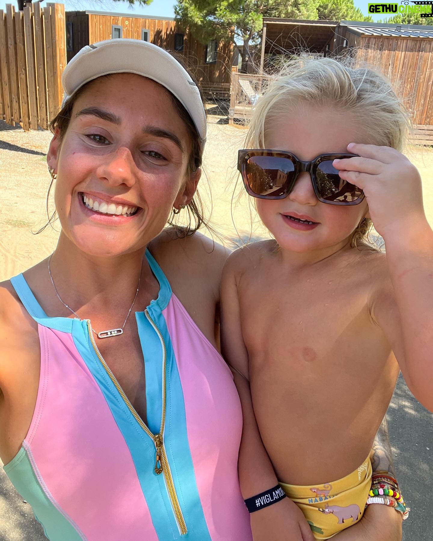 Jesta Hillmann Instagram - Mon petit partenaire de bêtises 😝 On dit souvent que le deuxième est le plus coquin, vous validez ?