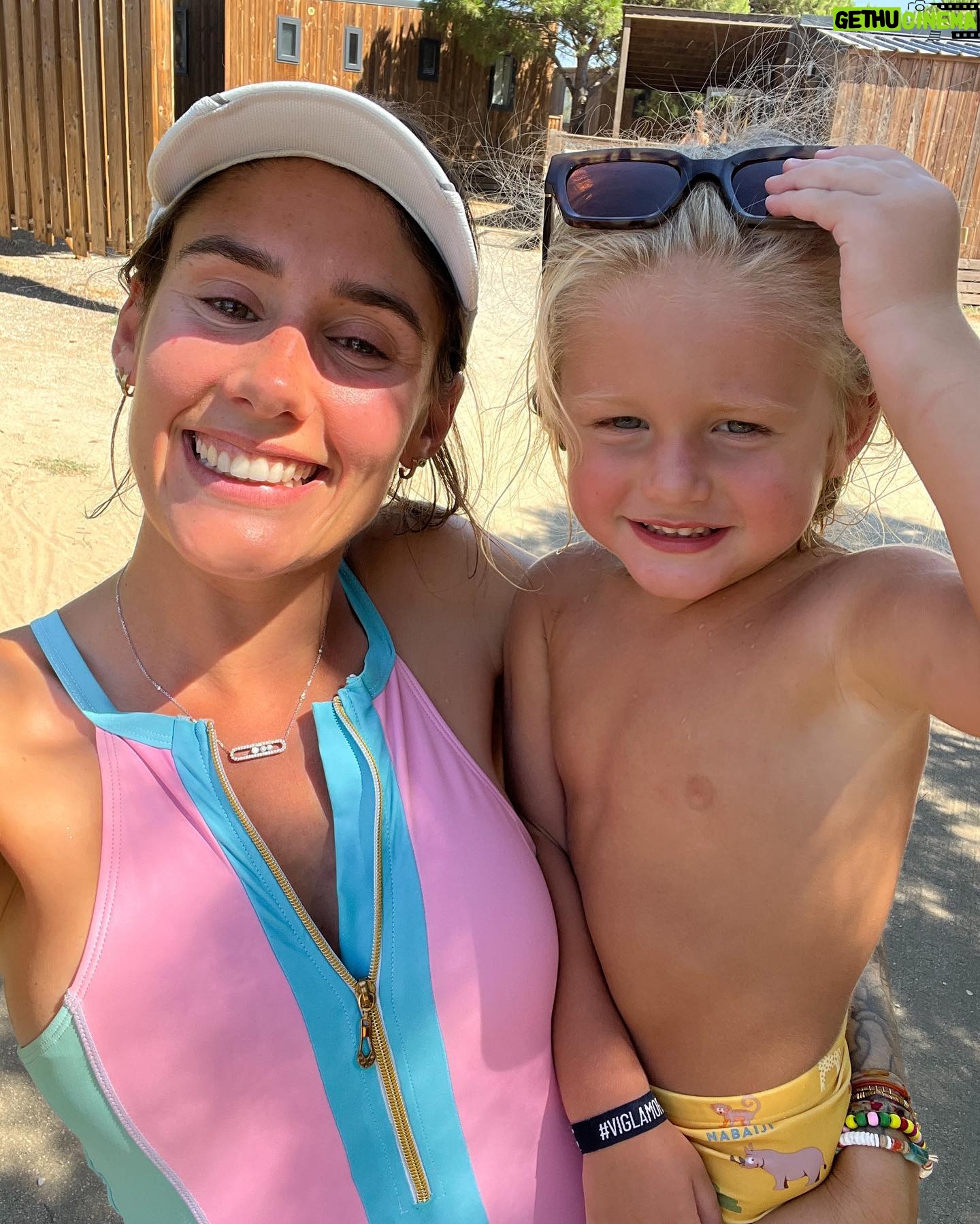 Jesta Hillmann Instagram - Mon petit partenaire de bêtises 😝 On dit souvent que le deuxième est le plus coquin, vous validez ?