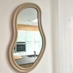 Jesta Hillmann Instagram - ROOM TOUR avec mes nouvelles pièces NV Gallery ✨  Toutes ces pépites sont disponibles sur leur site et d’ailleurs il y a tellement de belle choses modernes, sophistiqués, bref tout ce que j’aime ! Mon code HILLMANN10 est toujours valable jusqu’au 31/08/2023 pour tout panier de minimum 350€ hors articles en promos! Je vous met toutes les références en dessous : Meuble d’appoint TAMMA (chambre d’amis) Lampe GAIA (chambre d’amis) Miroir ROMY (cuisine) Chaises GIA (extérieur) Chaises UBERTO (salle à manger) Collaboration commerciale @nv.gallery